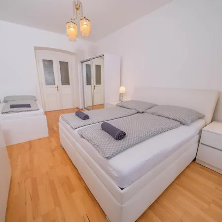 2 Bob's - 2 Bedrooms With King Size Beds * Prague